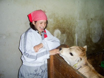 Julia mit Kälbchen Leon